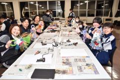 「しめ縄アレンジ」の完成に満足げの参加者