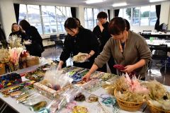 しめ縄アレンジの材料を選ぶ参加者