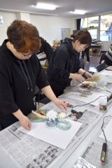 「しめ縄アレンジ」の製作に挑む参加者