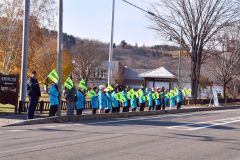 会員１８人が道行くドライバーに安全運転を呼び掛けた