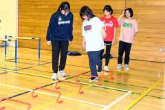 児童に助言する青木さん（左）