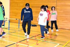 児童に助言する青木さん（左）