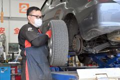 手際よくタイヤ交換を行う作業員