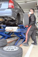 タイヤ交換ピーク　急な降雪に備え早めの交換を