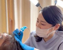頭皮アートメイクを施術する看護師の徳川さん