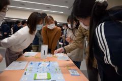 真剣な様子でボードゲームに取り組む医療従事者ら