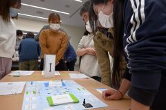 真剣な様子でボードゲームに取り組む医療従事者ら