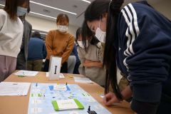 楽しみながらボードゲームに取り組む医療従事者ら