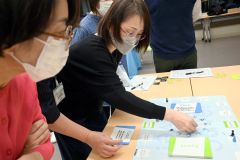 楽しみながらボードゲームに取り組む医療従事者ら