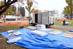 設営が進むゴール会場の中央公園