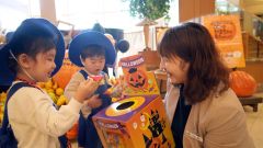 仮装した園児がノースランド訪問　ハロウィーン楽しむ～こぼれ話