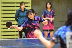 【女子団体戦決勝・札内―上士幌】強烈なスマッシュを放つ札内の谷沿來羽主将
