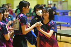 熱戦を制し、チームメートから笑顔で迎えられる札内の五十嵐美桜(右)