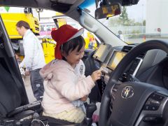 車内を見学する子どもら