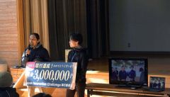 駆付の課題を達成した次世代航空研究会のメンバー。左は櫻井さん(JIC提供)