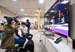 １９９５年にタイムスリップ。なつかしのテレビゲームを楽しむ親子連れ（１日、とかちプラザで。塩原真撮影）