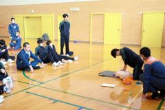 心肺蘇生法を実践する生徒ら