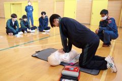 心肺蘇生法を実践する生徒ら