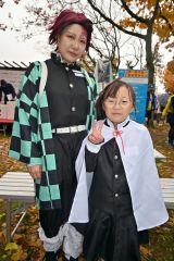 人気アニメ「鬼滅の刃」の炭二郎に扮（ふん）して２・５キロを走った田中さん親子