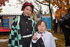 人気アニメ「鬼滅の刃」の炭二郎に扮（ふん）して２・５キロを走った田中さん親子