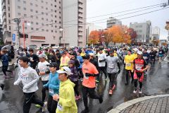 雨の中、ゴールを目指して疾走するランナー（２日午前８時半ごろ、帯広市西３南１０で。須貝拓也撮影）
