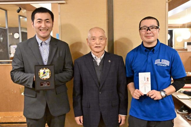 長瀬さん奨励賞　杉村さんグッドアンパイア賞　帯広野球審判協会が納会