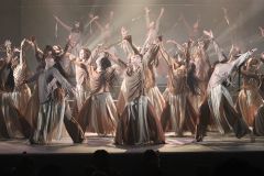 躍動感あふれるダンスを披露した出演者ら