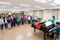 １５日の創立４５周年記念公演へ練習佳境　フライデーコーラス