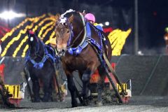 激しい競り合いを制したラポピージュニア（ばんえい十勝提供）