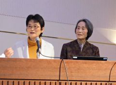 「食の寺子屋　直歩塾」の活動内容を発表する村田さん（右）。左は浦木さん（２０１８年）