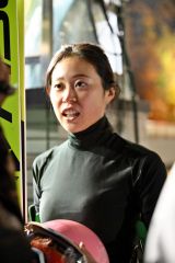 ２本目を終え、報道陣の取材に応じる勢藤優花（金野和彦撮影）