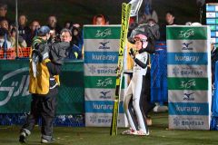 ２本目を終え、中継カメラに手を振る勢藤優花（金野和彦撮影）