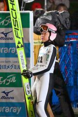２本目を終え、ジャンプ台を見つめる勢藤優花（金野和彦撮影）