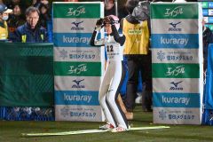 ２本目を終え、ジャンプ台を見つめる勢藤優花（金野和彦撮影）