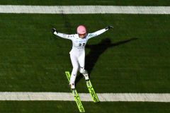 着地を決める２本目の勢藤優花（金野和彦撮影）