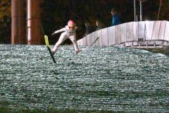 【女子ラージヒル・２本目】ジャンプ台から飛び出す勢藤優花（金野和彦撮影）