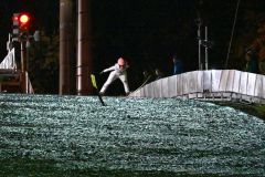 【女子ラージヒル・２本目】ジャンプ台から飛び出す勢藤優花（金野和彦撮影）