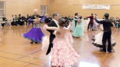 ドレストライアルで演技を披露する７組のカップル（帯広圏ダンススポーツ連盟提供）