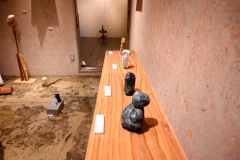 「譲らないカラス」の置き場所など工夫をしている会場