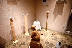 石や木に彫刻、川橋さん作品展　ミントカフェで９日まで 3