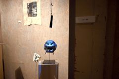 石や木に彫刻、川橋さん作品展　ミントカフェで９日まで 4