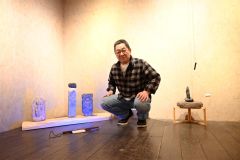 石や木に彫刻、川橋さん作品展　ミントカフェで９日まで