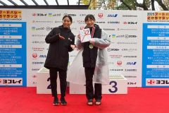 女子ハーフマラソン総合優勝の表彰を受ける嶋田早紀（右、帯広厚生病院）。左は今季日本選手権女子走り幅跳び覇者高良彩花選手（ＪＡＬ）
