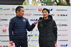 男子ハーフマラソン総合優勝でインタビューを受ける安田塙史（右、白樺学園高）