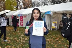 ハーフ一般女子総合４位、３５～４９歳の部２位入賞の石橋美穂