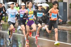 ５キロ女子高校生以上で２連覇し、５キロ女子の総合優勝も飾った中橋奏瑛（右から２人目、白樺学園高）