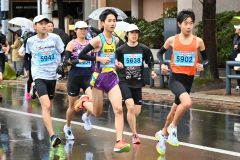 ５キロ女子高校生以上で２連覇し、５キロ女子の総合優勝も飾った中橋奏瑛（右から２人目、白樺学園高）