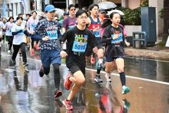 ５キロ女子中学生で１位となった田中志依（右、新得中１年、新得）