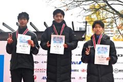 男子ハーフ一般男子高校生～３４歳以下２連覇の安田塙史（中央、白樺学園高）と３位の大友悠輝（右、同）。左は２位の溝手奏奈太（東京農大北海道オホーツク・網走市）