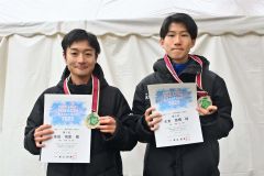 男子ハーフ一般男子高校生～３４歳以下２連覇の安田塙史（左、白樺学園高）と３位の大友悠輝（右、同）